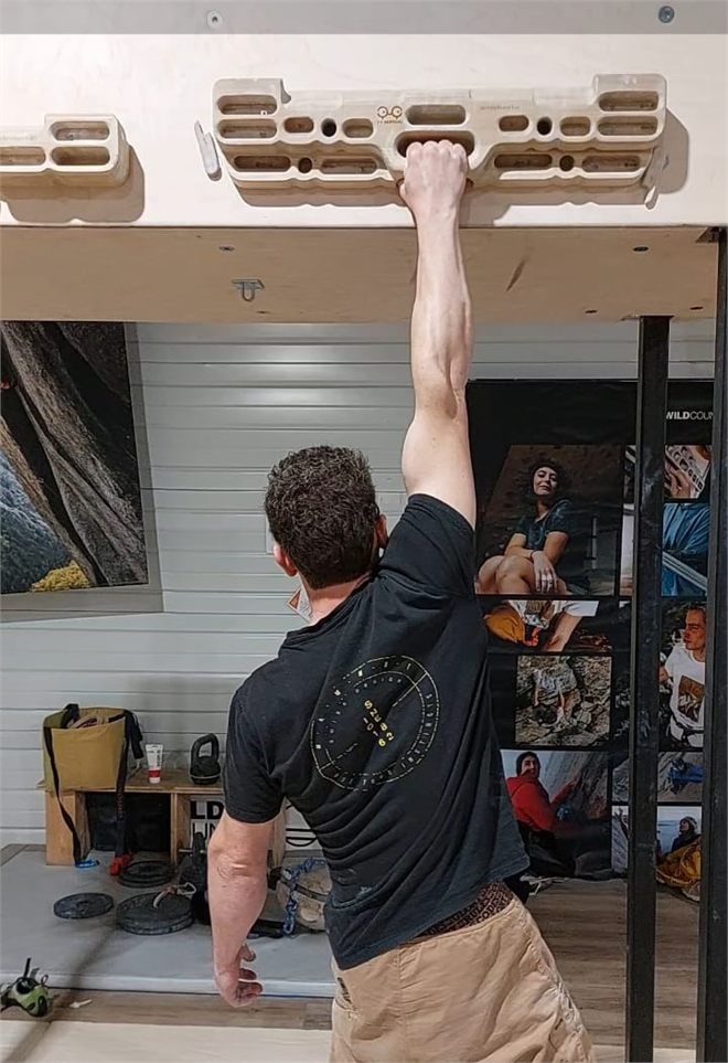 Traction scapulaire à un bras : suspension épaule relâchée, ligne des épaules inclinée