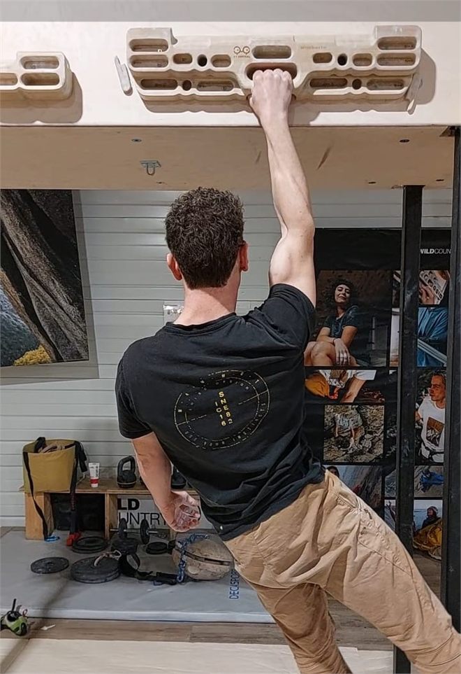 Traction scapulaire à un bras : omoplate fixée dans le dos, ligne des épaules ramenée à l'horizontale