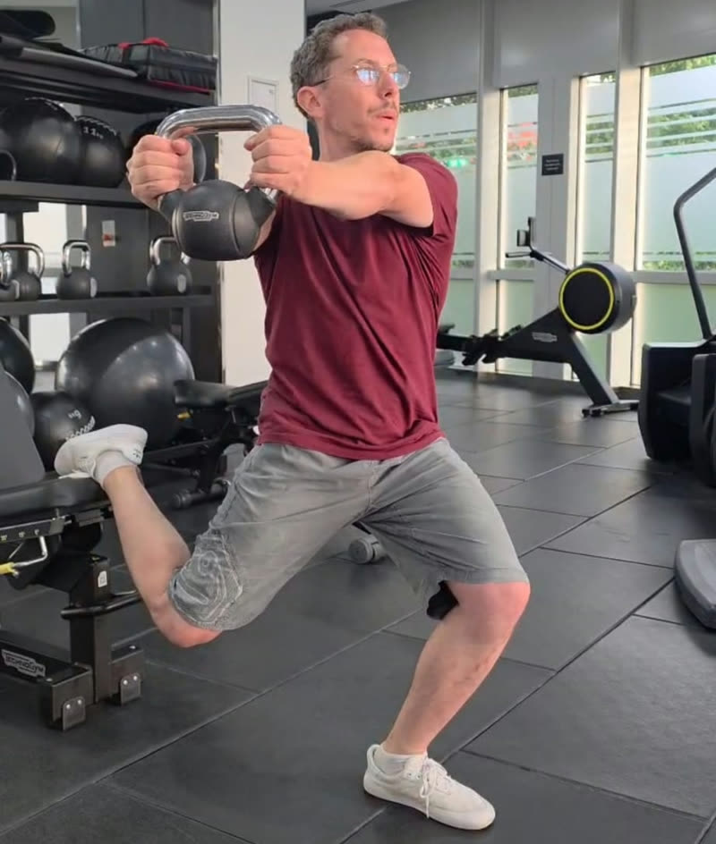 Rotation avec poids : le buste pivote d'un côté, la kettlebell passe près de l'épaule
